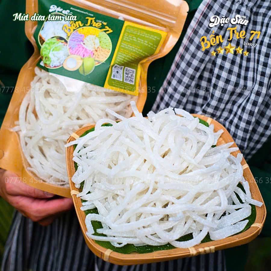 Mứt dừa non tằm sữa HICOCO đầy ắp trong khay tre